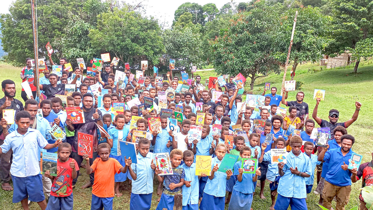 UPNG ENBSA on book drive | Education News PNG