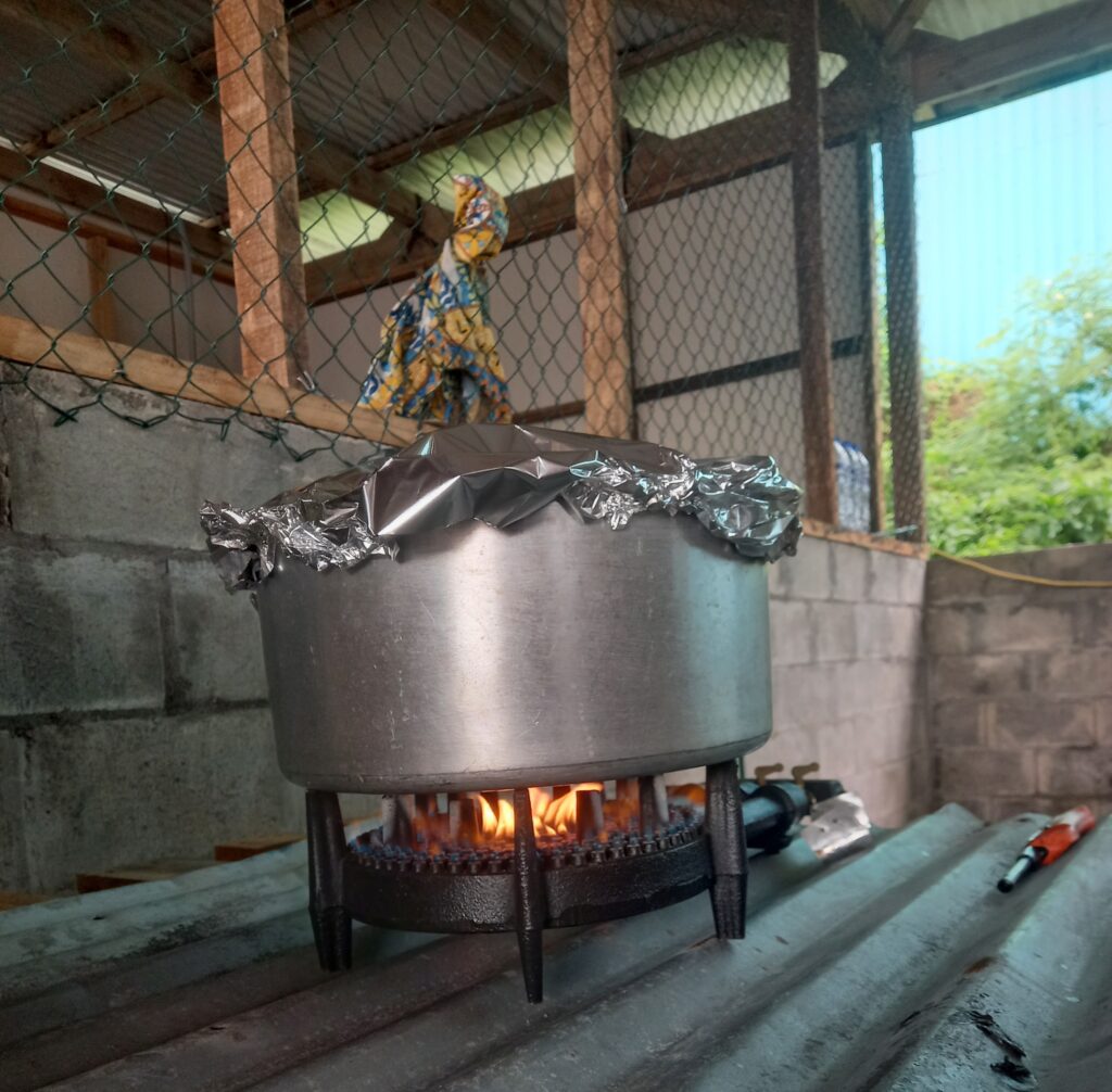 The gas obtained from the pyrolysis of plastics or waste engine oil is used as cooking gas